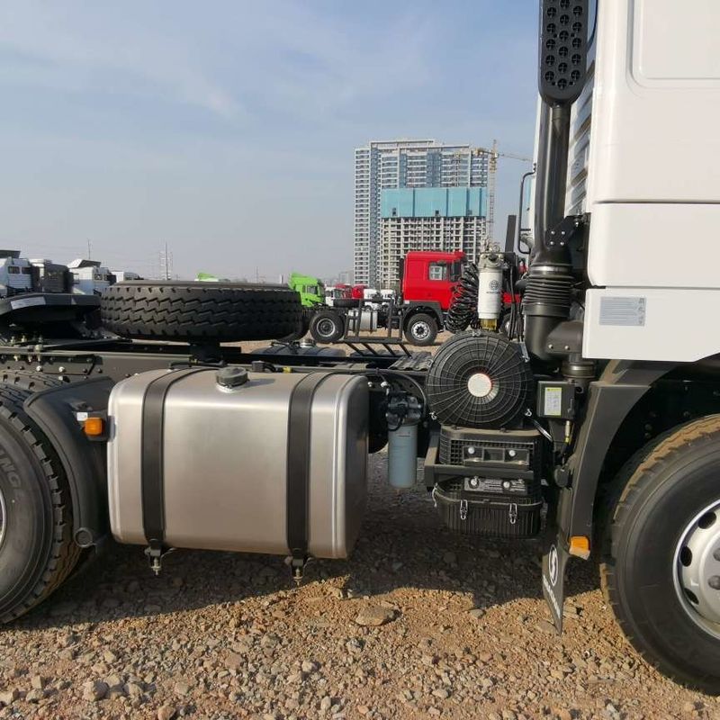 Red SHACMAN F3000 375HP Euro V 6-Wheel Tractor Head 4x2 WEICHAI Engine