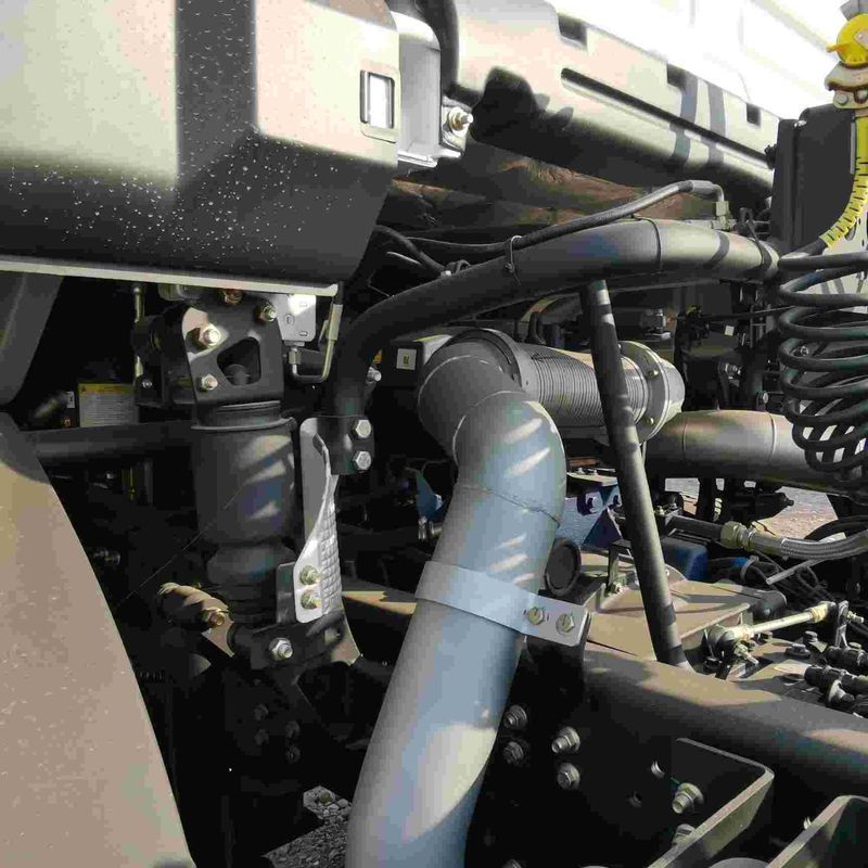 Red SHACMAN F3000 375HP Euro V 6-Wheel Tractor Head 4x2 WEICHAI Engine