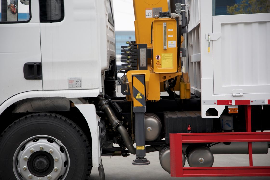 SHACMAN L3000 4X2 10 Tons Loading Capacity Cargo Truck 240HP Cargo Carrier Crane In Good Quality