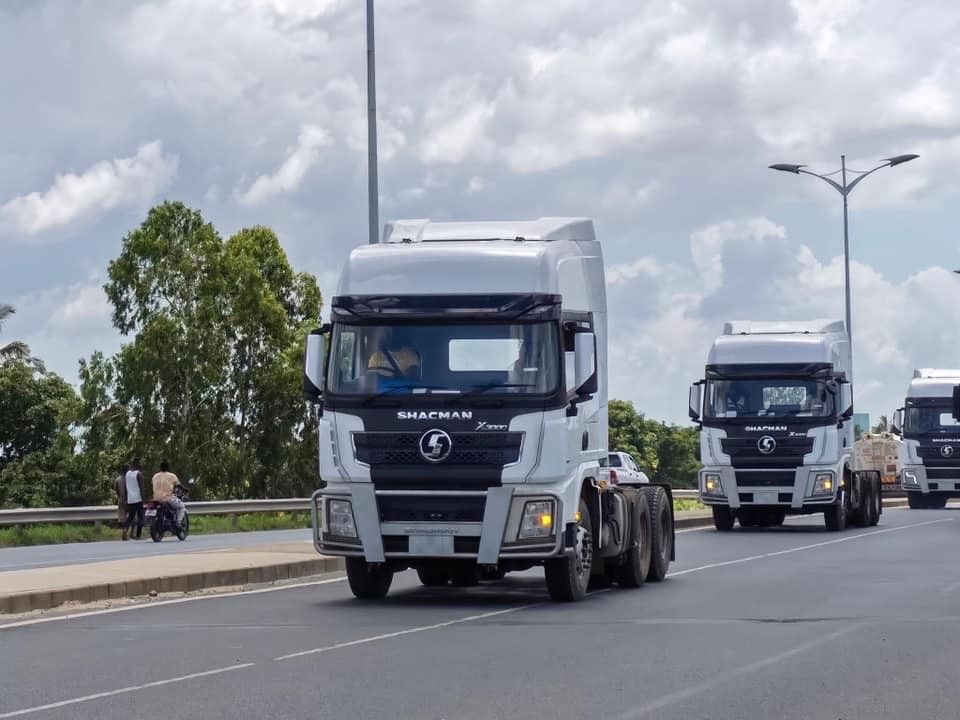 SHACMAN Tractor Head 450HP 6X4 X3000 Tractor Truck Right Drive For Tanzania