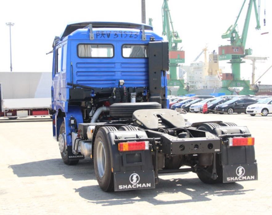 Red SHACMAN F3000 375HP Euro V 6-Wheel Tractor Head 4x2 WEICHAI Engine For Performance
