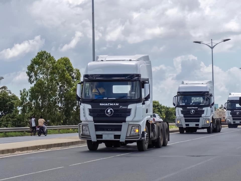 55Ton SHACMAN X3000 Tractor Truck with 700+230L Fuel Capacity and 385/65R22.5-315/80R22.5 Tires