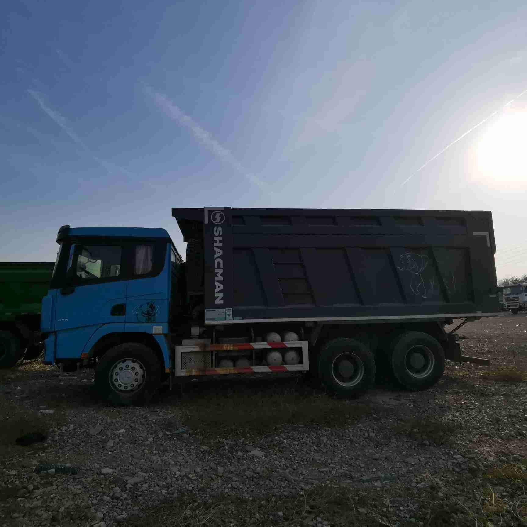400 Hp Heavy Dump Truck Configured With Air Ride Suspension For Optimal
